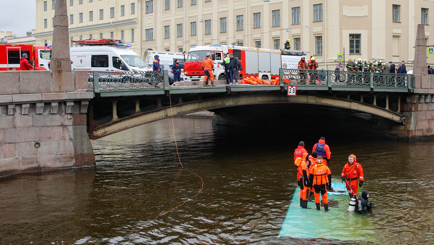 Компании, чей автобус упал в реку в Петербурге, грозит расторжение договоров на перевозку